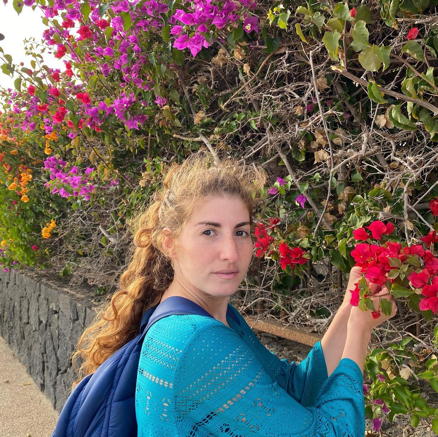 Flor posando con las flores 🌺 

#nofilter #holidays #beach #canaryislands #lanzarote #actress #redhead #book #photography #flowers