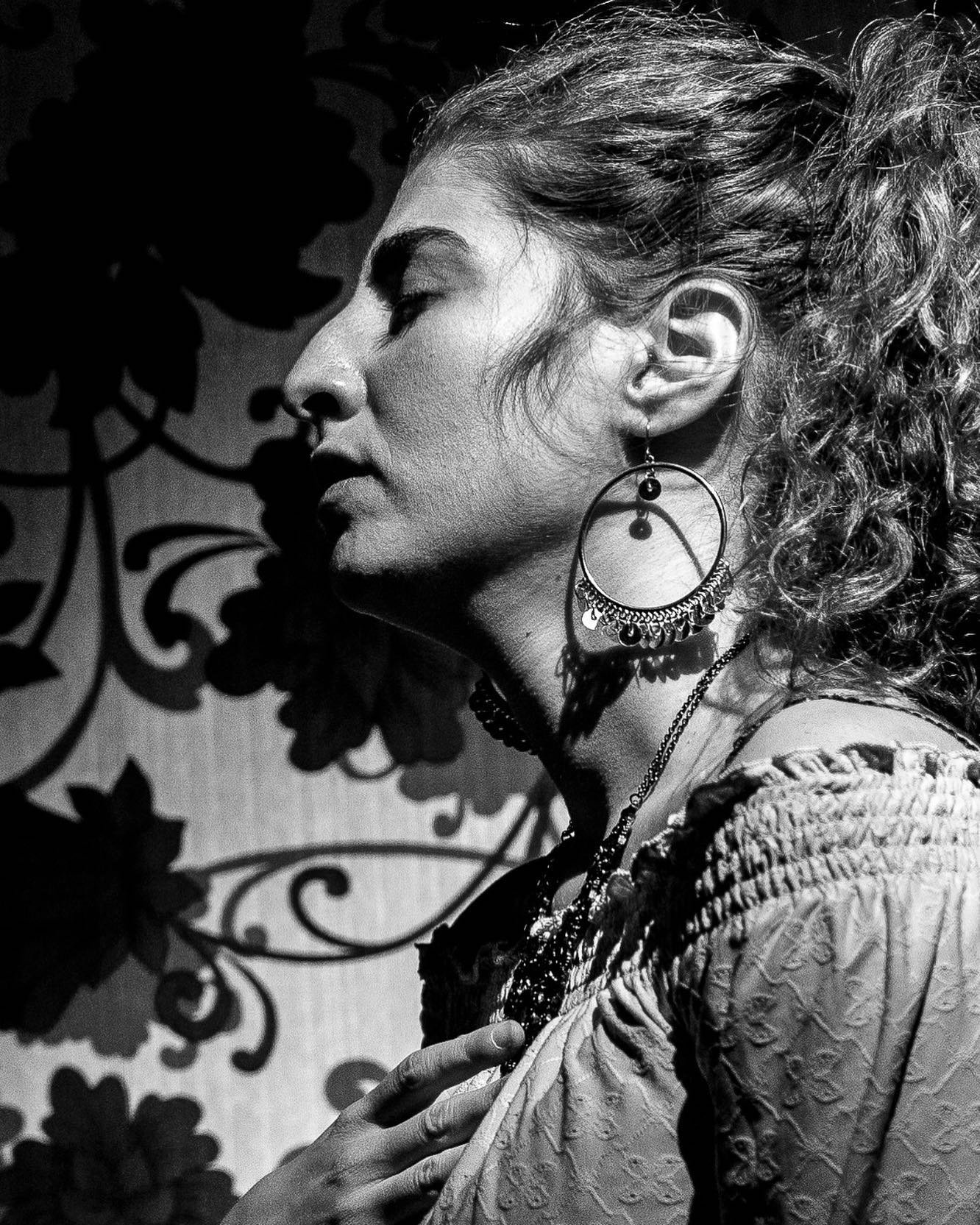 ✨Uno de esos bellos momentitos de presencia.

De cuando compartía escenario con mi querida @lizzzlobato bajo la dirección de @francisco_olmo.

📸 @angelrodriguezasecas

#microteatro #teatro #actriz #perfil #blackandwhite #photography #actress #inth